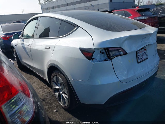 2021 TESLA MODEL Y 5YJYGAEE4MF157529 Photo 2