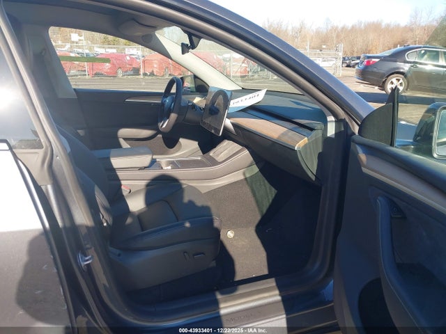 Продаж на аукціоні авто 2023 Tesla Model Y Awd/long Range Dual Motor All-wheel Drive, vin: 7SAYGDEE3PA197879, номер лоту: 43933401