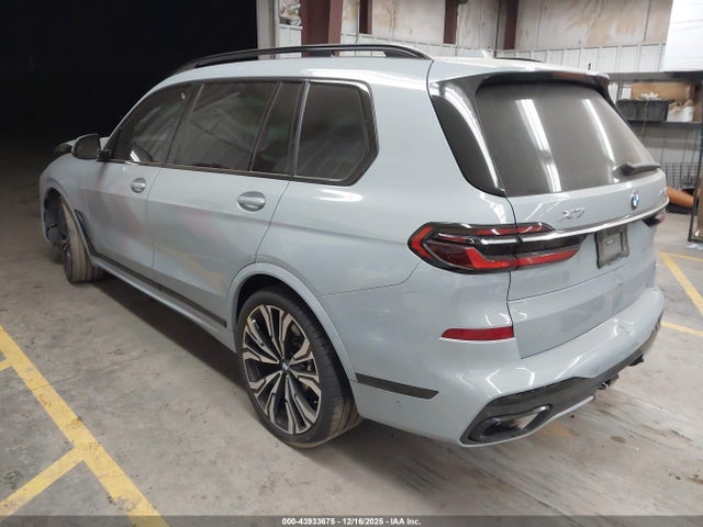 2023 BMW X7 5UX23EM05P9R58577 Photo 2