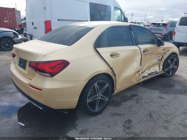 2022 MERCEDES-BENZ A 220 W1K3G4EB3NJ352362 Photo 3
