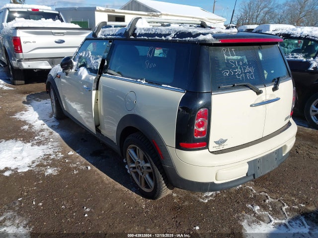 2011 MINI COOPER CLUBMAN WMWZF3C5XBTX81929 Photo 2