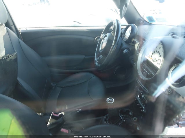 2011 MINI COOPER CLUBMAN WMWZF3C5XBTX81929 Photo 4
