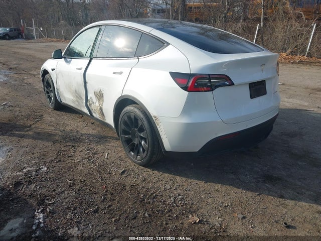 2021 TESLA MODEL Y 5YJYGDEE3MF076930 Photo 2