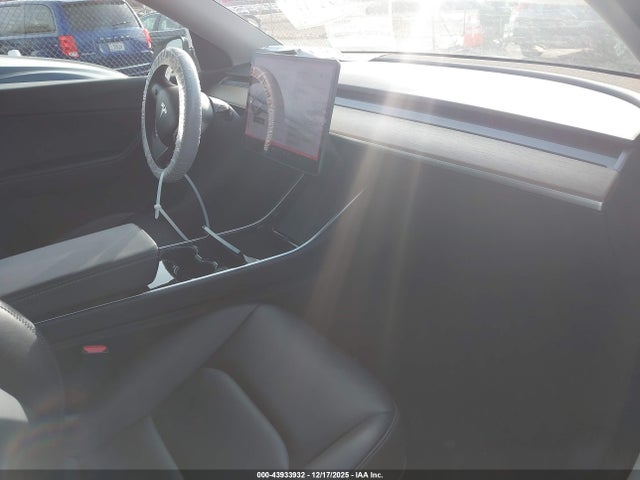 2021 TESLA MODEL Y 5YJYGDEE3MF076930 Photo 4