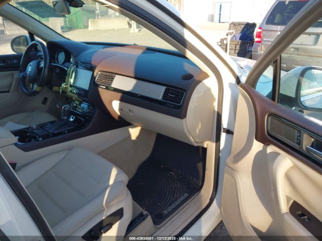 2011 VOLKSWAGEN TOUAREG WVGFF9BP1BD001382 Photo 4