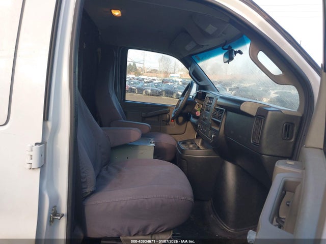 1GTW7AFP9N1266182 GMC Savana Cargo Rwd 2500 Regular Wheelbase Work Van