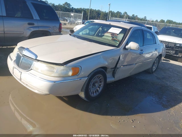 43935152 :رقم المزاد ، 1LNHM83W2YY913874 vin ، 2000 Lincoln Town Car Cartier مزاد بيع
