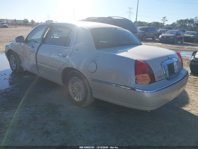 43935152 :رقم المزاد ، 1LNHM83W2YY913874 vin ، 2000 Lincoln Town Car Cartier مزاد بيع