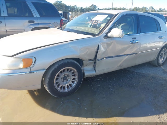 43935152 :رقم المزاد ، 1LNHM83W2YY913874 vin ، 2000 Lincoln Town Car Cartier مزاد بيع