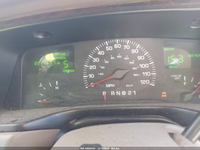 43935152 :رقم المزاد ، 1LNHM83W2YY913874 vin ، 2000 Lincoln Town Car Cartier مزاد بيع