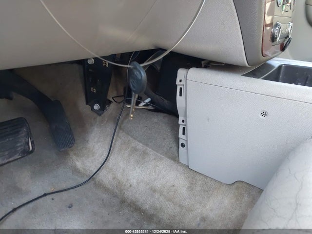 2011 CHEVROLET TAHOE 1GNSKBE04BR260818 Photo 10