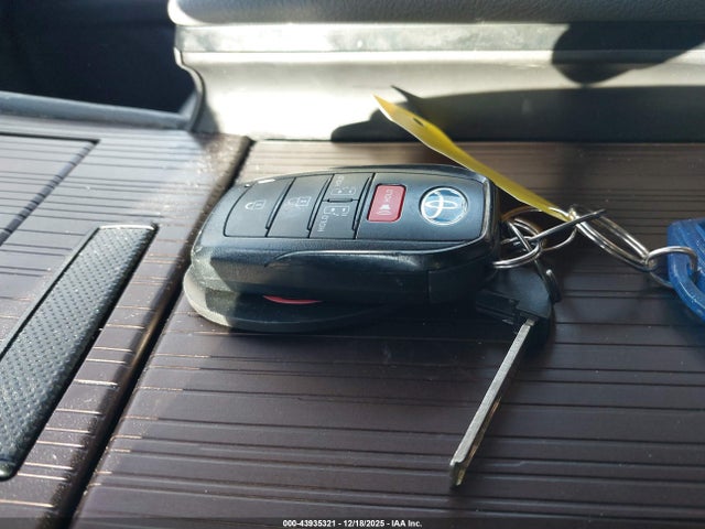 5TDKSKFC1RS117953 Toyota SIENNA LE