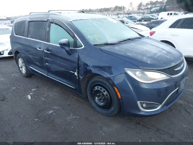 Auction sale of the 2017 Chrysler Pacifica Touring-l, vin: 2C4RC1BG7HR633935, lot number: 43936066