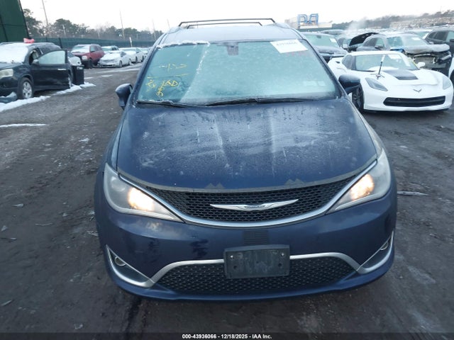 Продажа на аукционе авто 2017 Chrysler Pacifica Touring-l, vin: 2C4RC1BG7HR633935, номер лота: 43936066