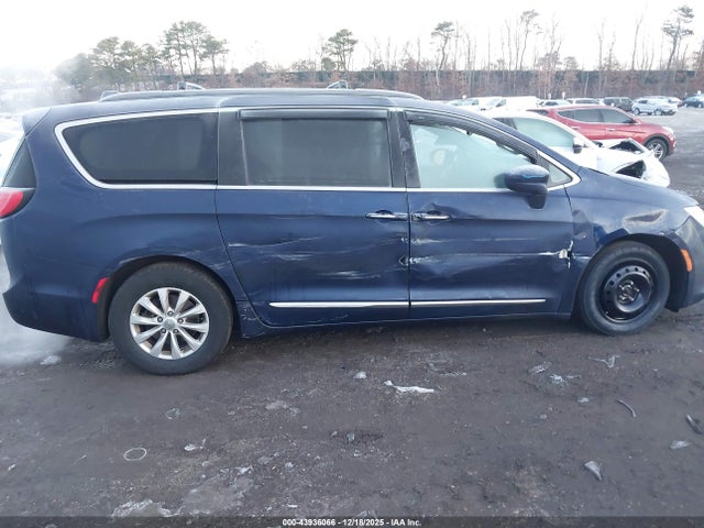 Продажа на аукционе авто 2017 Chrysler Pacifica Touring-l, vin: 2C4RC1BG7HR633935, номер лота: 43936066
