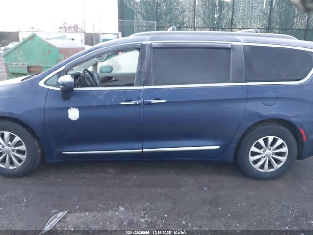 Продажа на аукционе авто 2017 Chrysler Pacifica Touring-l, vin: 2C4RC1BG7HR633935, номер лота: 43936066