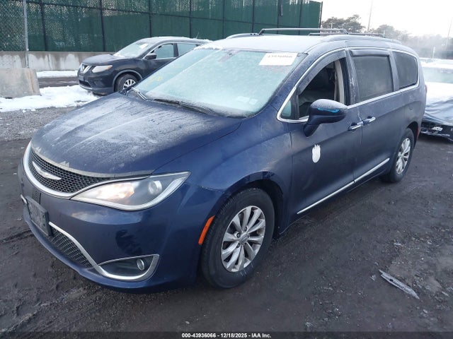 Продажа на аукционе авто 2017 Chrysler Pacifica Touring-l, vin: 2C4RC1BG7HR633935, номер лота: 43936066