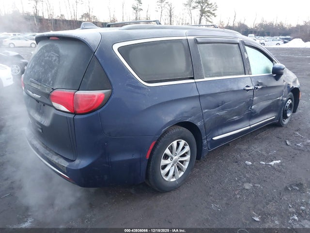 Продажа на аукционе авто 2017 Chrysler Pacifica Touring-l, vin: 2C4RC1BG7HR633935, номер лота: 43936066