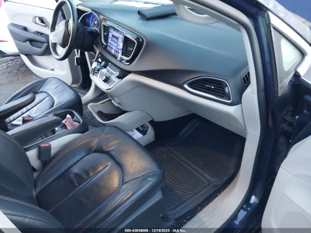 Продажа на аукционе авто 2017 Chrysler Pacifica Touring-l, vin: 2C4RC1BG7HR633935, номер лота: 43936066