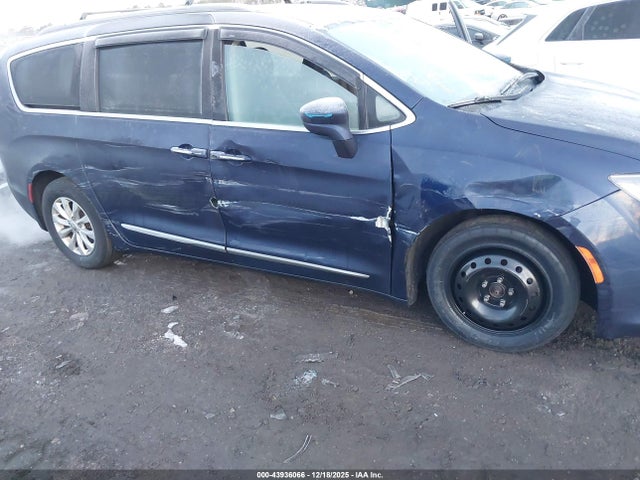 Продажа на аукционе авто 2017 Chrysler Pacifica Touring-l, vin: 2C4RC1BG7HR633935, номер лота: 43936066