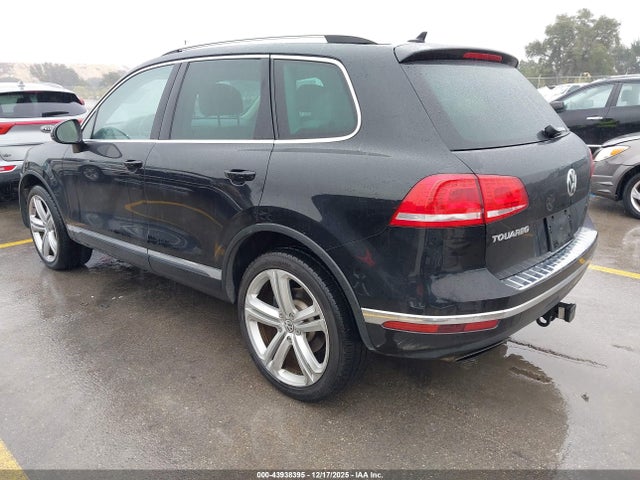 2017 VOLKSWAGEN TOUAREG WVGGF7BPXHD001396 Photo 2