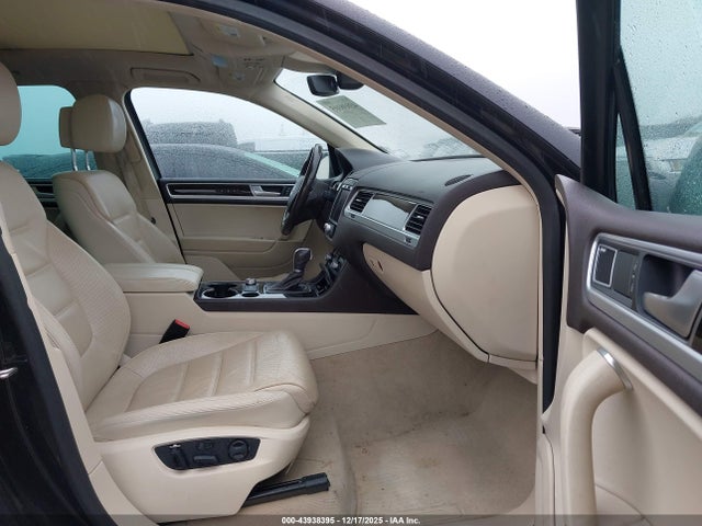 2017 VOLKSWAGEN TOUAREG WVGGF7BPXHD001396 Photo 4
