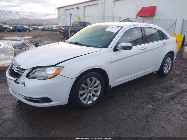 Chrysler 200 Limited 2014 1C3CCBCB8EN134105 Image 2