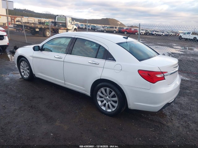 Chrysler 200 Limited 2014 1C3CCBCB8EN134105 Image 3