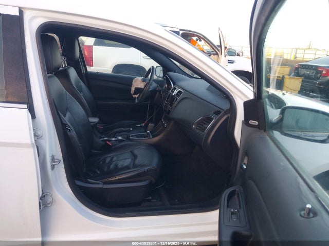 Chrysler 200 Limited 2014 1C3CCBCB8EN134105 Image 5
