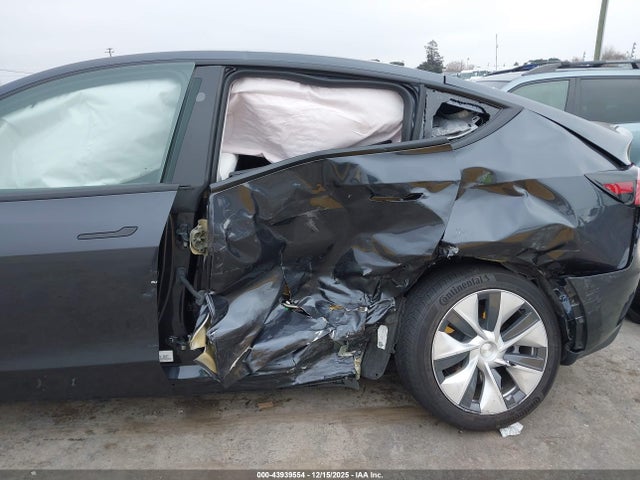 2024 TESLA MODEL Y 7SAYGDEE0RF984228 Photo 5