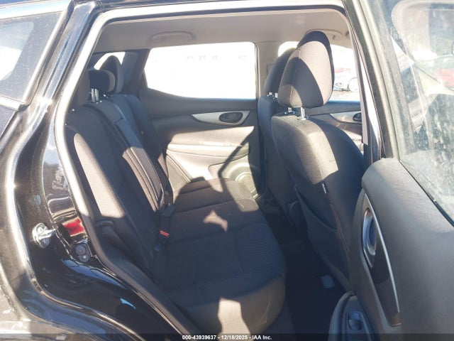 JN1BJ1CR3KW340655 Nissan Rogue Sport S
