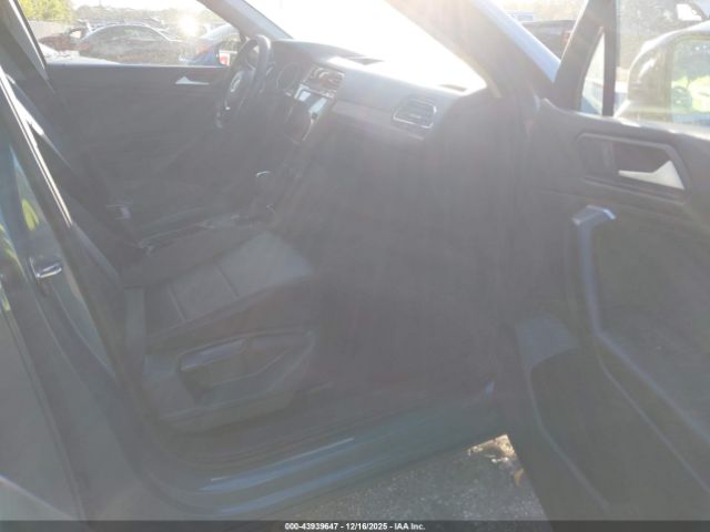 2021 VOLKSWAGEN TIGUAN 3VV3B7AX9MM108200 Photo 4