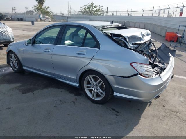 2013 MERCEDES-BENZ C 250 WDDGF4HB9DR256350 Photo 2