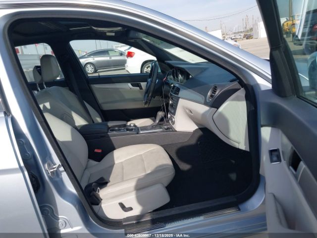 2013 MERCEDES-BENZ C 250 WDDGF4HB9DR256350 Photo 4