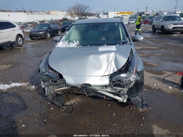 JTDL9MFUXN3038099 Toyota Prius Le Awd-e