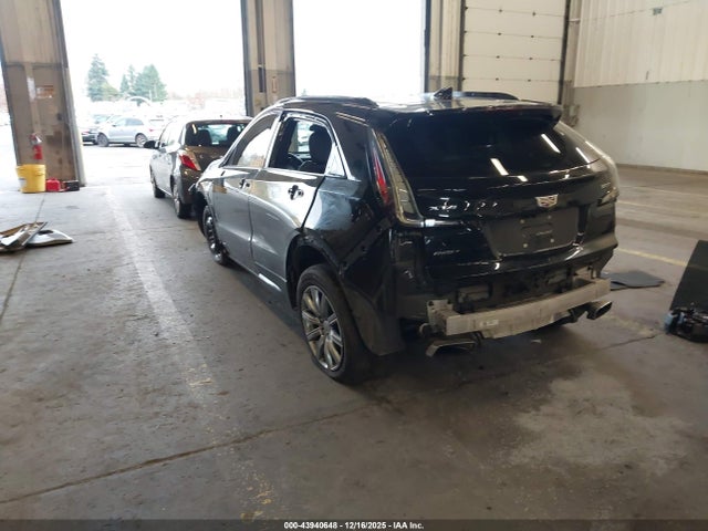 2019 CADILLAC XT4 1GYFZFR4XKF207014 Photo 2