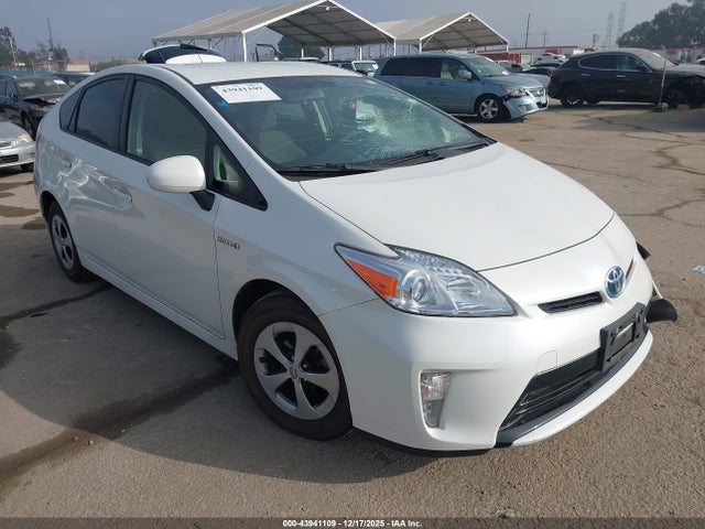 Toyota Prius Two 2015 JTDKN3DU5F0454357 главное изображение