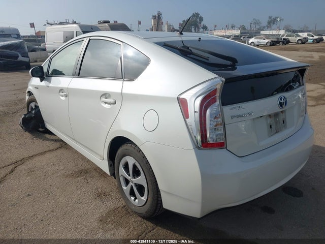 Toyota Prius Two 2015 JTDKN3DU5F0454357 Image 3