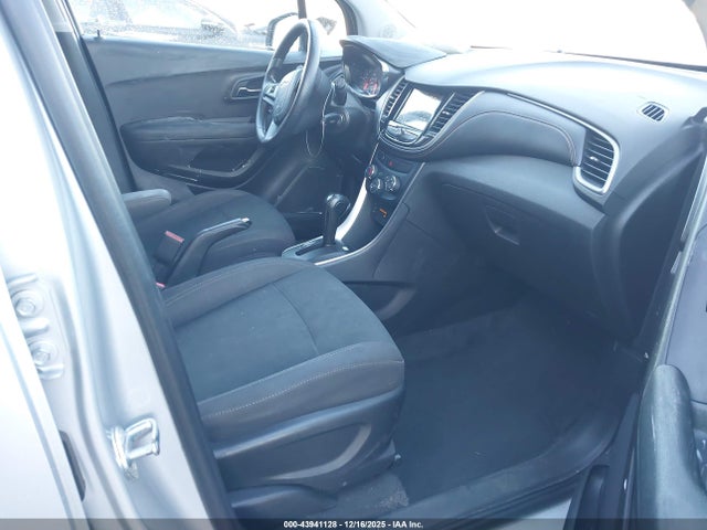 3GNCJKSB0KL295649 Chevrolet TRAX LS