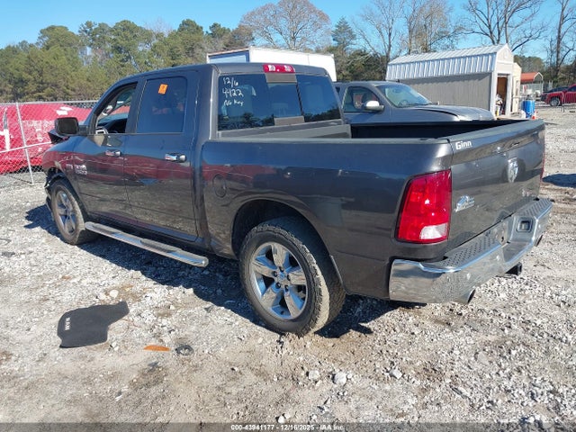 2017 RAM 1500 3C6RR6LT0HG584422 Photo 2