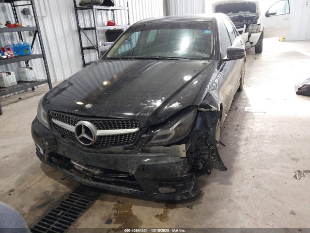 2012 Mercedes-benz C 300 Sport 4matic მანქანა იყიდება აუქციონზე, vin: WDDGF8BB6CF873463, აუქციონის ნომერი: 43941321