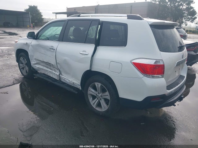 2013 TOYOTA HIGHLANDER 5TDDK3EH3DS250847 Photo 2