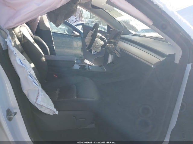 2025 TESLA MODEL Y 7SAYGDED1SF259833 Photo 4