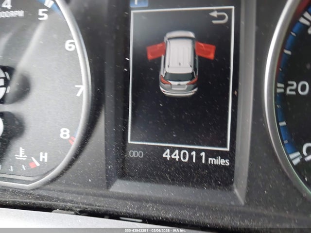 JTMZFREV5JJ730318 Toyota RAV4 LE