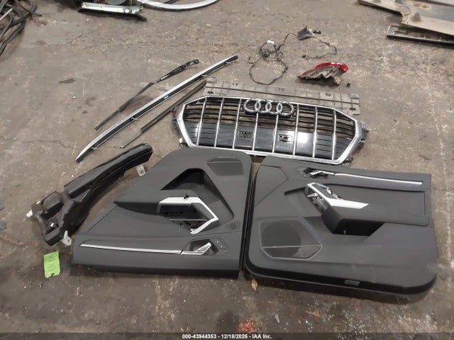 2020 Audi Q3 Premium Plus 45 Tfsi Quattro Tiptronic მანქანა იყიდება აუქციონზე, vin: WA1BECF39L1044391, აუქციონის ნომერი: 43944353