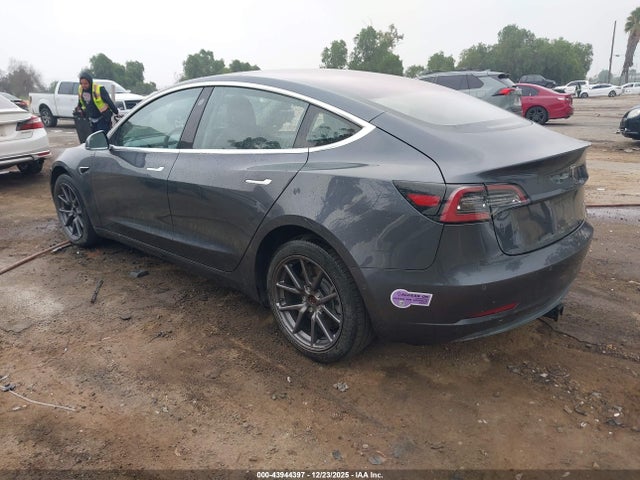 2018 TESLA MODEL 3 5YJ3E1EB7JF128737 Photo 2
