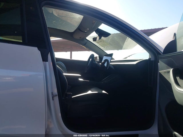 2026 TESLA MODEL Y 7SAYGDED5TF530653 Photo 4