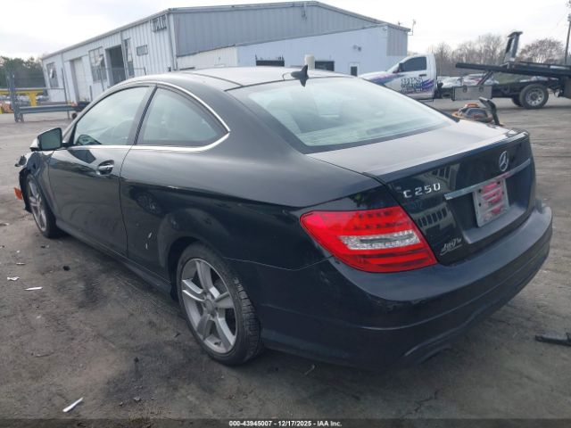 2013 MERCEDES-BENZ C 250 WDDGJ4HB8DG047806 Photo 2