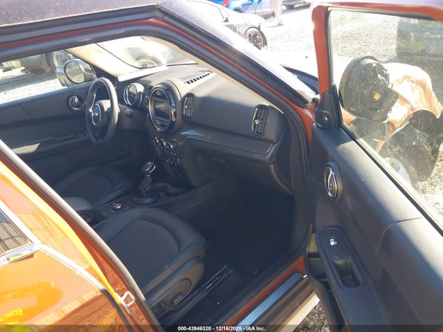 2018 MINI COUNTRYMAN WMZYV5C34J3E04462 Photo 4