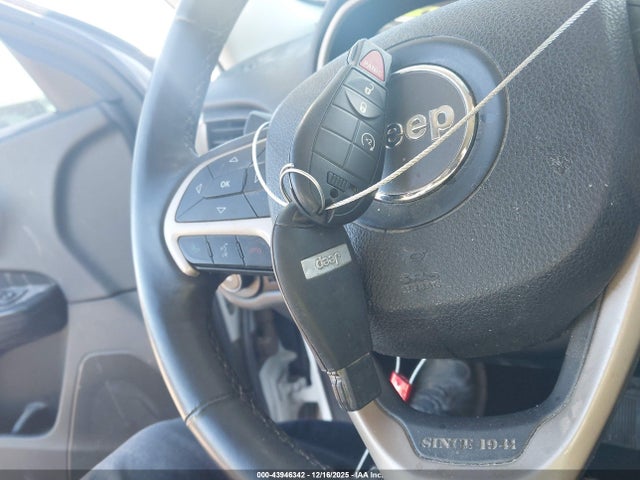 43946342 :رقم المزاد ، 1C4PJMCS5FW501598 vin ، 2015 Jeep Cherokee Latitude مزاد بيع